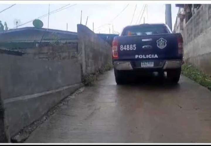 Unidades policiales acuden al lugar de este nuevo homicidio en San Miguelito. (Foto-Video: Landro Ortiz)