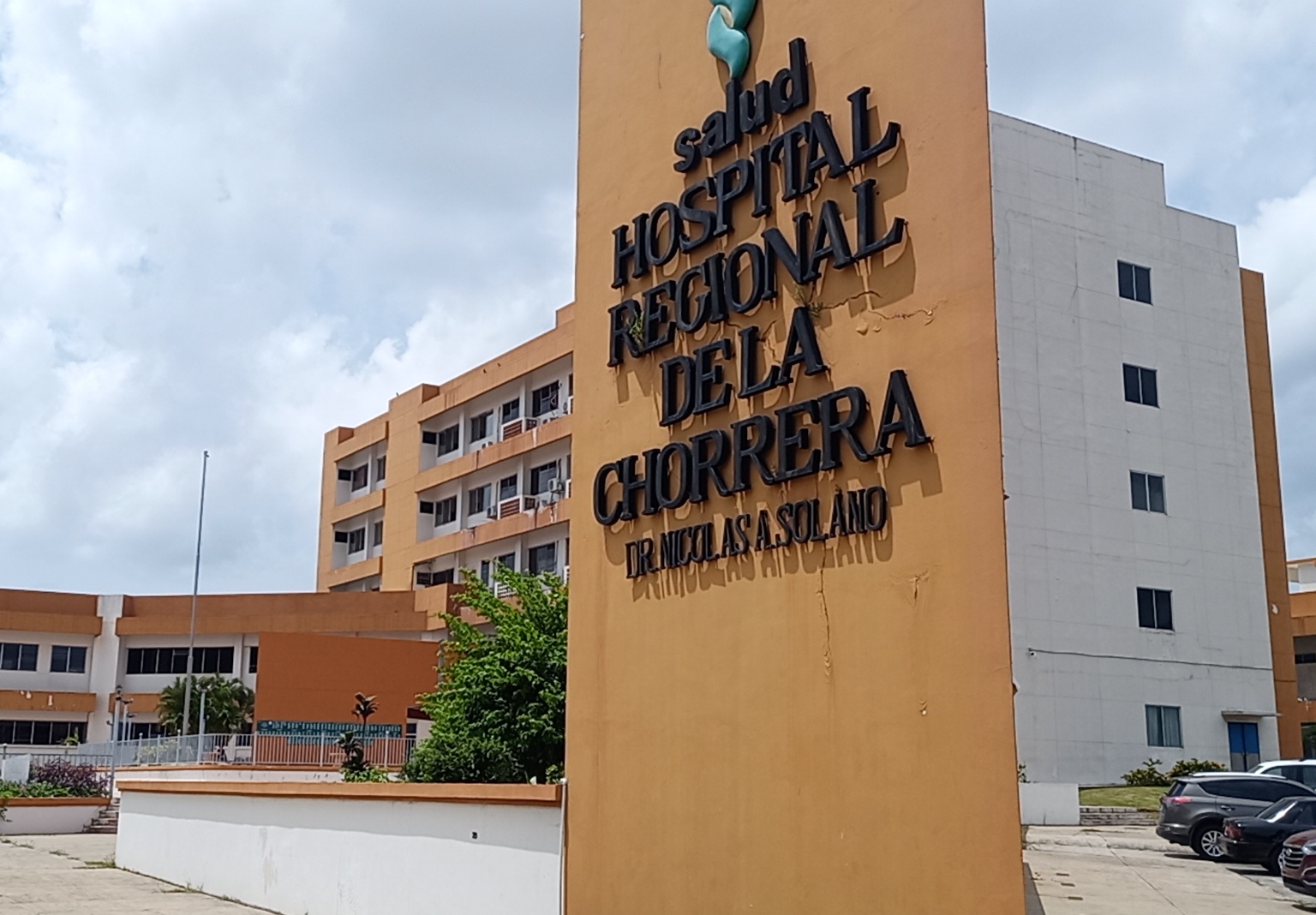 Esperó atención por horas y murió en la banca del hospital | Critica