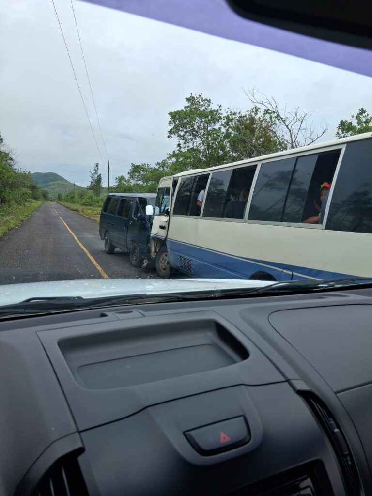 Choque frontal entre dos buses deja un muerto y 20 heridos en Antón ...