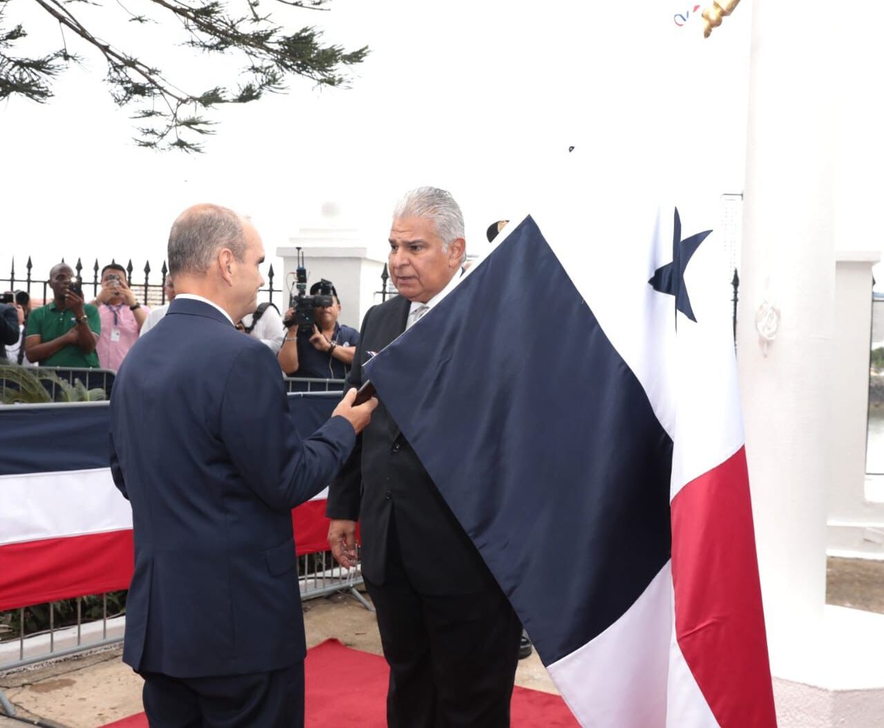 #NacionalCri Momento solemne: Izada del Pabellón Nacional en honor al 3 de noviembre