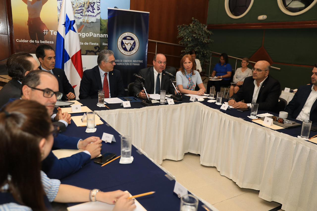 Gobierno y transportistas acuerdan no subir pasaje por alza de combustible 
La reunión, encabezada por la ministra de Gobierno, Dinoska Montalvo, buscó alternativas que permitan mantener el servicio sin afectar al consumidor final.