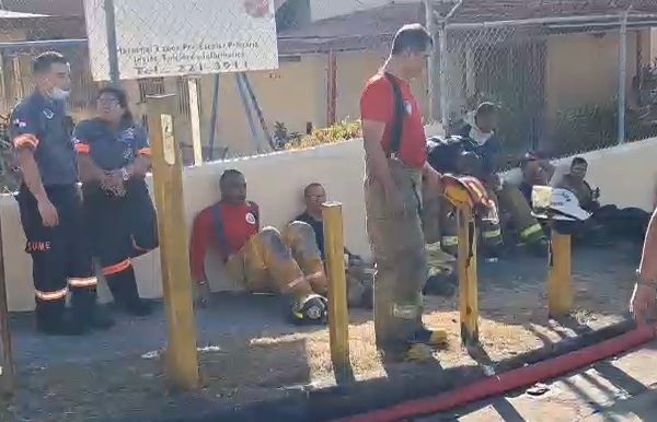 Entre cenizas hallan a trabajador muerto en incendio de Río Abajo
La víctima no logró salir junto a otros 12 compañeros cuando se originó el incendio la tarde del miércoles.