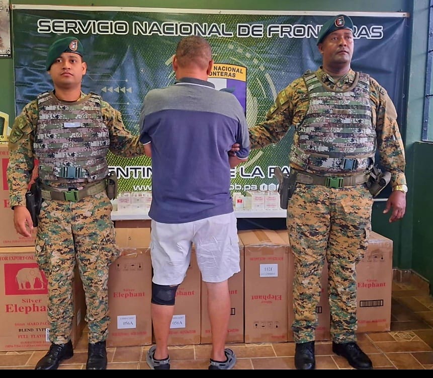 #SucesosCri El sujeto transportaba 11 cajas de cigarrillos de presunto contrabando, que al ser contabilizadas dieron un total de 110 mil unidades.