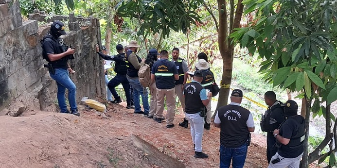 #SucesosCri Moradores aseguran no haber visto nada, pero sí recuerdan que alrededor de las 2:00 a.m. de hoy escucharon varias detonaciones de arma de fuego.