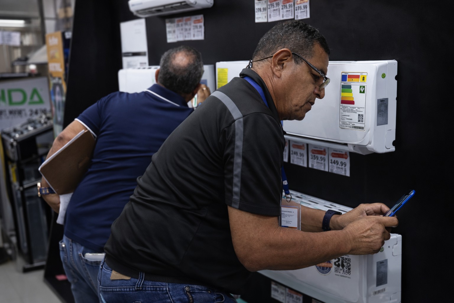 Aires acondicionados chimbos: pillan locales vendiendo equipos fuera de norma.
El etiquetado de eficiencia energética permite comparar equipos y tomar decisiones que impacten directamente en el gasto de luz.