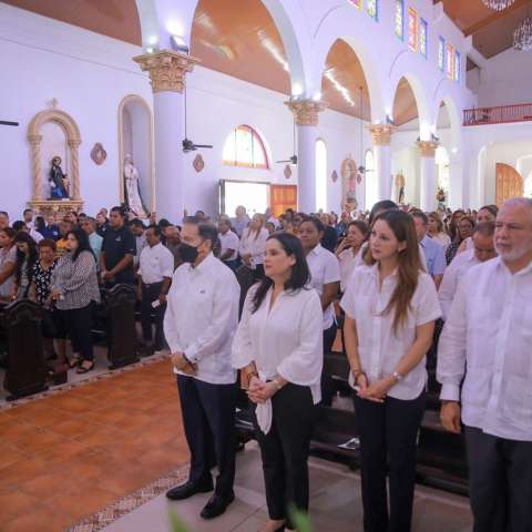 El presidente Cortizo, autoridades del Mides y familiares en la misa de recordación.