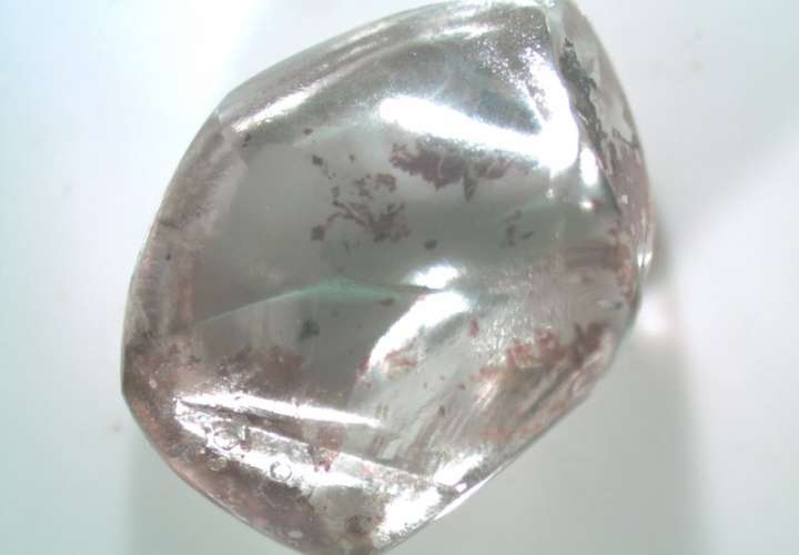  Imagen muestra un diamante de casi tres quilates encontrado por una mujer en el Parque Estatal Crater of Diamonds. AP