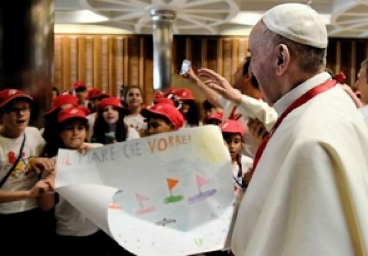 Papa: Inmigrantes no son peligrosos, están en peligro