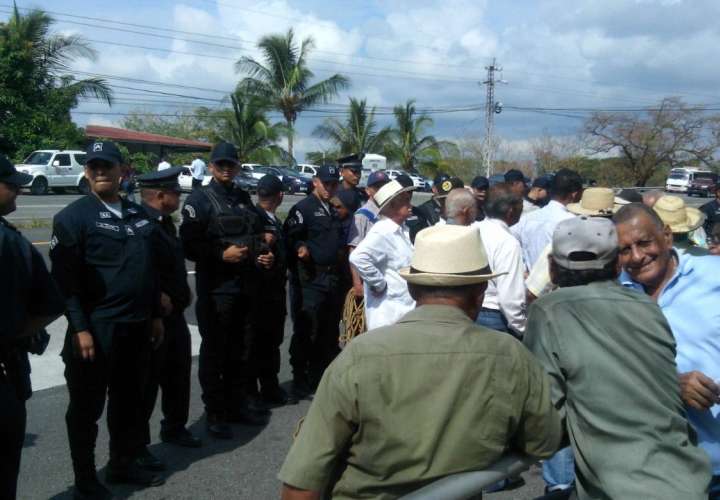 Policías bloquean manifestación de jubilados en Chiriquí