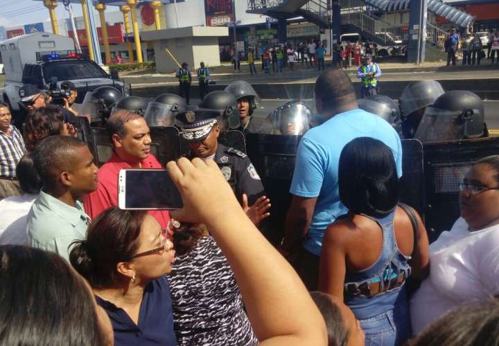 Policías repliegan a manifestantes en Juan Díaz