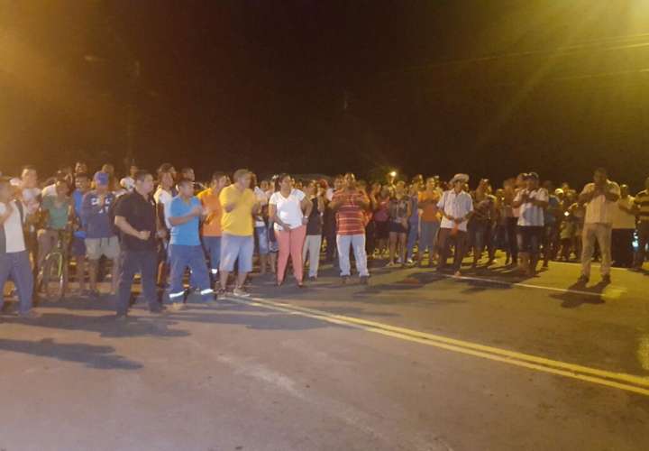 Protesta nocturna en Colón por falta de agua