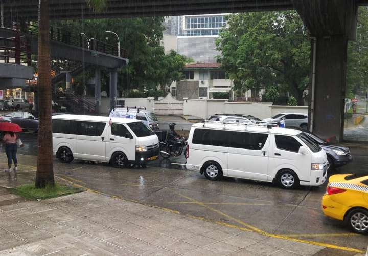 Transportistas de Turismo realizan caravana contra Uber