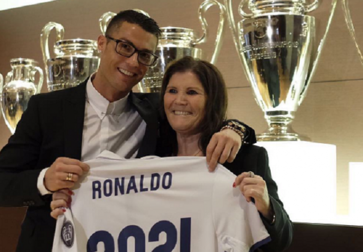 Cristiano Ronaldo posa junto a su madre, Dolores Aveiro. Foto: Instagram