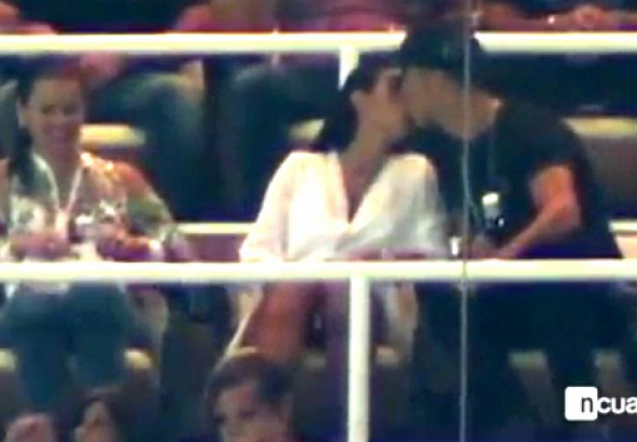 Cristiano besa a Georgina al llegar al palco. Foto: Deportes Cuatro