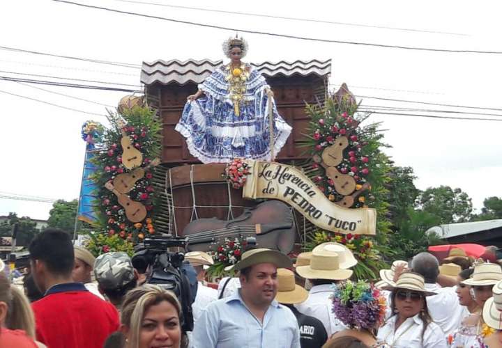 Diva Mercedes Falcón , reina del Festival presentó una carreta tradicional titulada