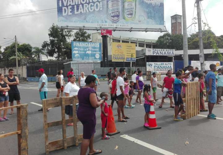 Curundeños vuelven a protestar por olor de la gasolina
