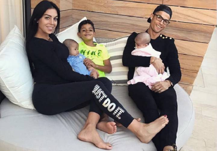 Cristiano Ronaldo y sus hijos junto a su novia, Georgina Rodríguez. Foto: Instagram