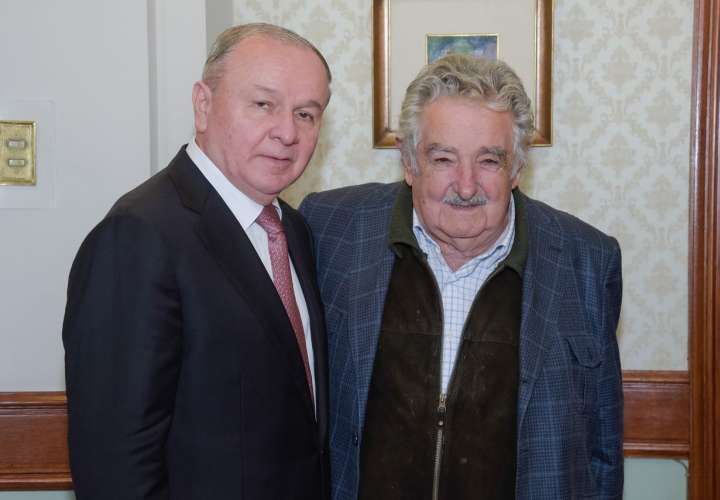 El diputado Elías Castillo, presidente del PARLATINO, junto al expresidente del Uruguay, José “Pepe” Mujica, en visita oficial realizada al país sudamericano.