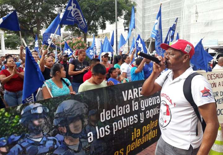 Los manifestantes portaban carteles con leyendas que dicen: &quot;Varela le declara la guerra a los pobres y aquí la pelea es peleando&quot;. / Foto: Jesús Simmons