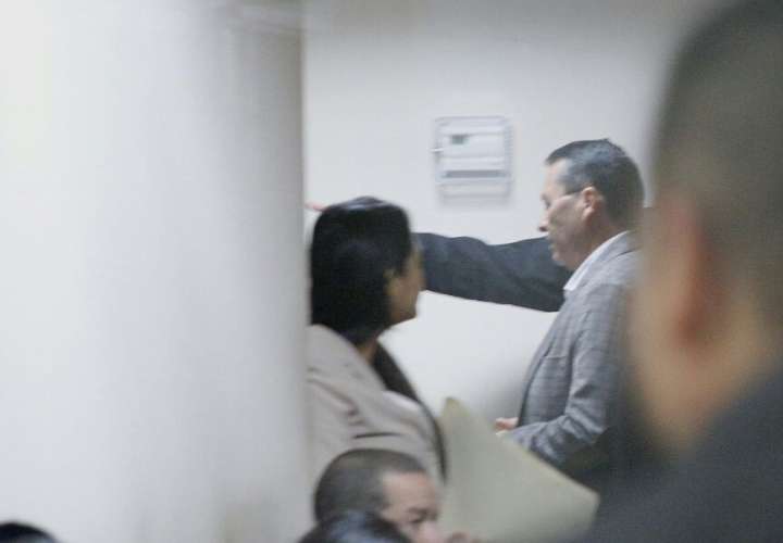 Instante en que el alcalde separado de Los Santos, Eudocio &#039;Pany&#039; Pérez. ingresa a la sala del SPA.  /  Foto: Edwards Santos