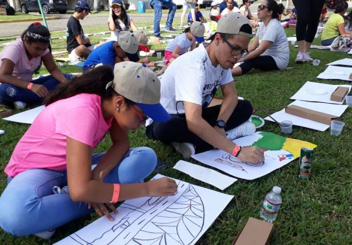 Niños y jóvenes participan en taller de pintura de la ACP