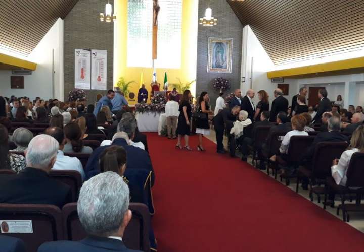 La iglesia estaba repleta de familiares, amigos y conocidos que se dieron cita para despedirlo. /  Foto: Yorlenne Morales
