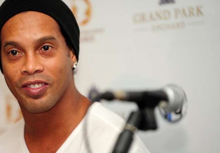 Ronaldinho es condenado a pagar multa y está en bancarrota, según medios brasileños. Foto: EFE