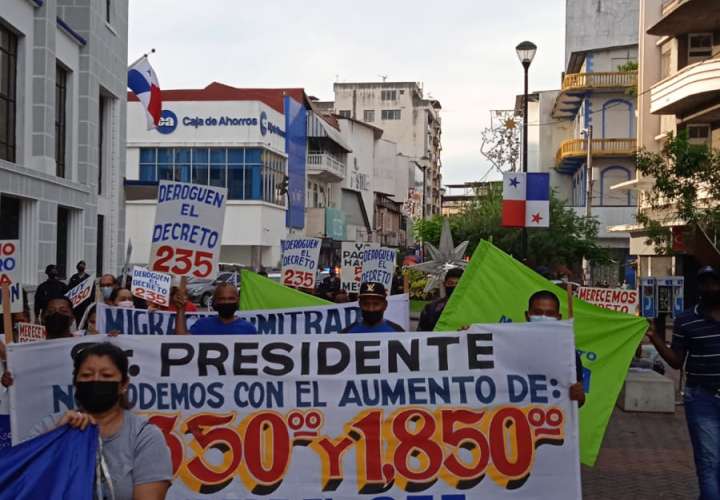 Extranjeros protestan por aumento en costo de carnés de regularización