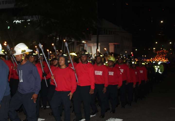 Aplausos y respetos para bomberos durante Desfile de Antorchas 
