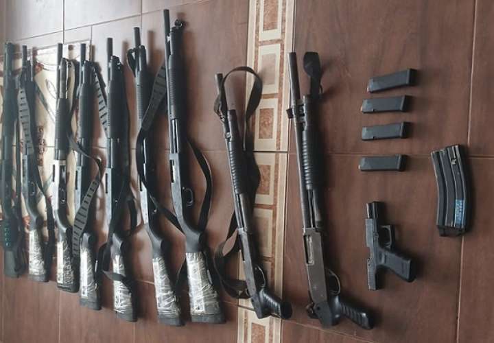 Le corresponderá a las autoridades investigar qué hacían estas armas en la residencia allanada.