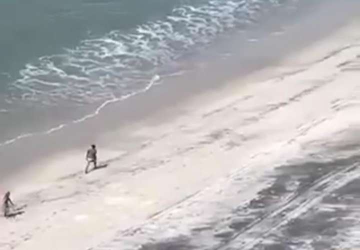 Delincuente roba celular a chica en la playa. Lo filman y atrapan