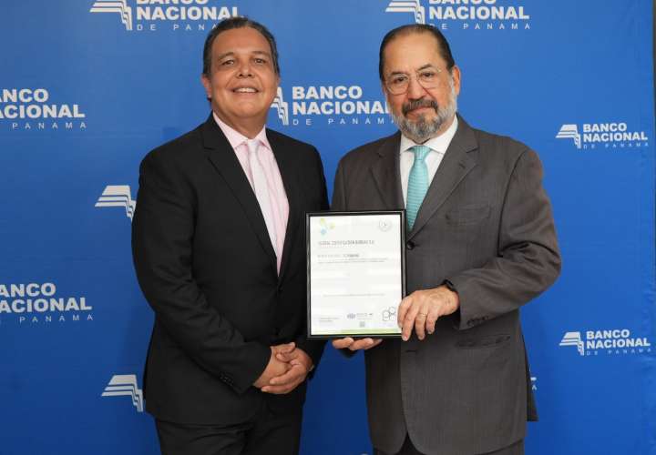 Javier Carrizo Esquivel (d), gerente general del Banco Nacional de Panamá