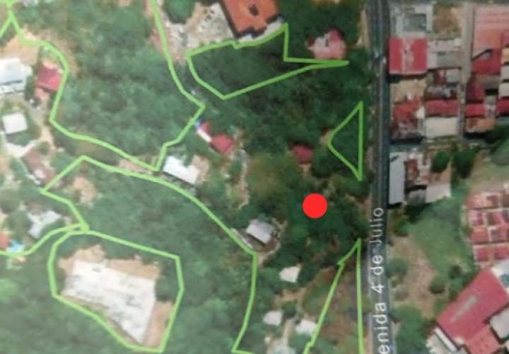 El punto rojo marca el lugar exacto donde se ubica la invasión de tierra, fuera del Área Protegida y Reserva Natural del Cerro Ancón.