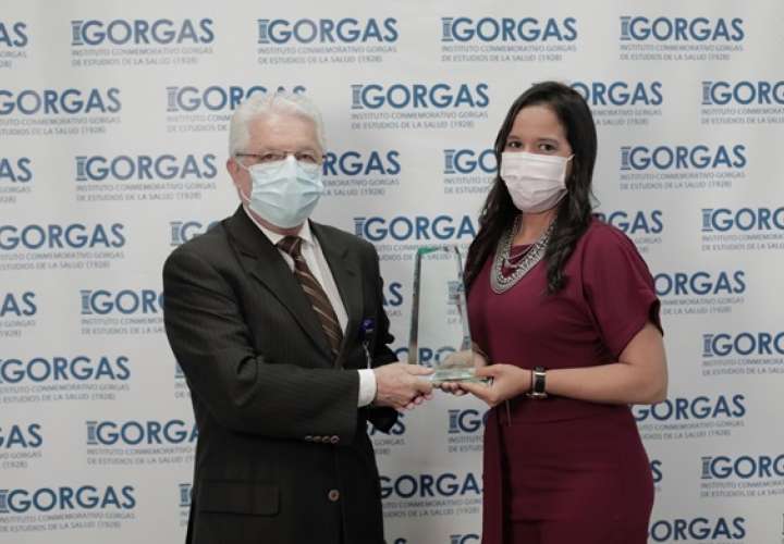 Investigadora recibe premio por proyecto de terapia de COVID con células madre