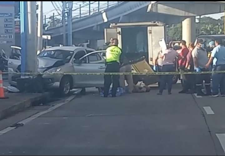 Conductor muere tras chocar su auto con poste de tendido eléctrico