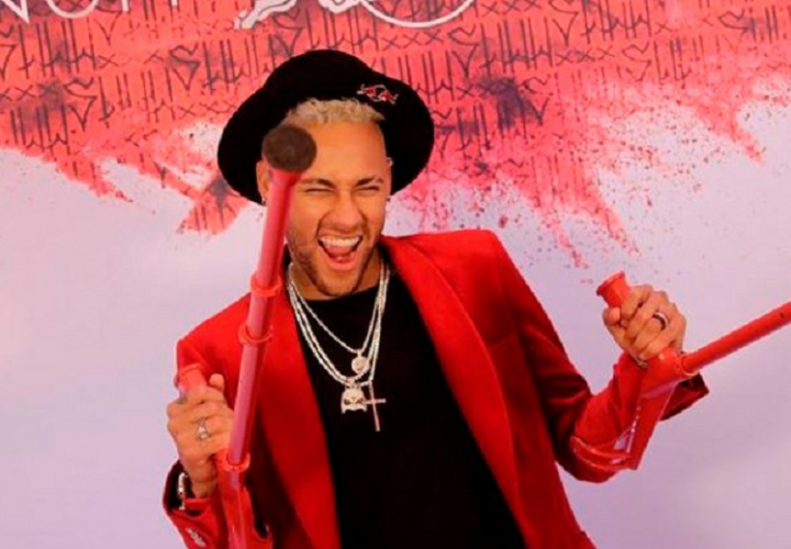 Neymar decidió celebrar sus 27 años en una fiesta exclusiva a la cual los invitados acudieron de color rojo. Foto: Twitter