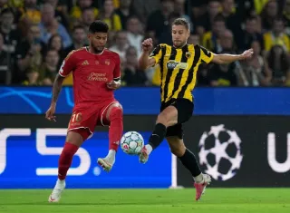 Andrés Andrade (i), del Lask Linz, durante el partido de la Liga de Campeones de la UEFA que disputó ante el AEK de Atenas.