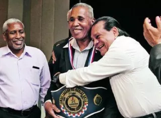 El excampeón mundial Ismael Laguna (q.e.p.d.), junto a Roberto ‘Mano de Piedra’ Durán, cuando recibió la medalla Doctor Elías Córdoba.