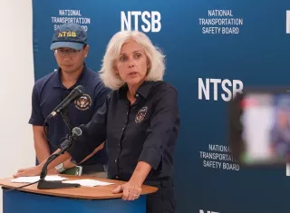 La presidenta de la Junta Nacional de Seguridad en el Transporte (NTSB), Jennifer Homendy, confirmó el lunes que las cinco víctimas mortales se encontraban en la camioneta de la empresa Professional Ocean Service Corp., que fue impactada por el Boeing 767-300. Foto. EFE