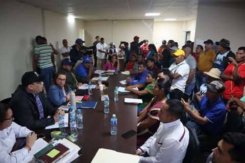 Una comisión interministerial, encabezada por la ministra de Educación, Maruja Gorday de Villalobos, se reunió en la comunidad de San Félix, Chiriquí.