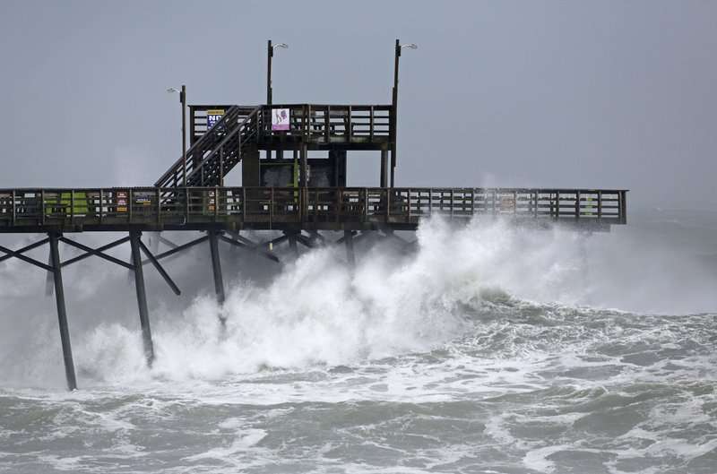 Las olas del huracán Florence golpean el muelle Bogue Inlet en Emerald Isle NC. AP
