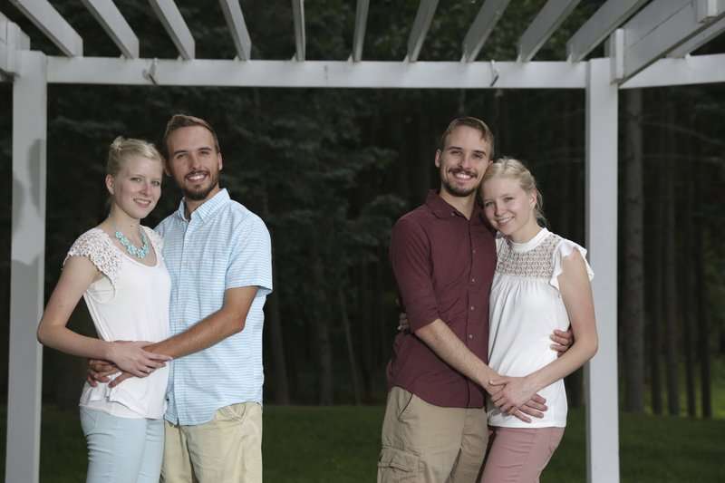 De izquierda a derecha: Krissie Bevier y su novio, Zack Lewan y Nicholas Lewan y su novia, Kassie Bevier, posan para una foto en Grass Lake. Foto: AP