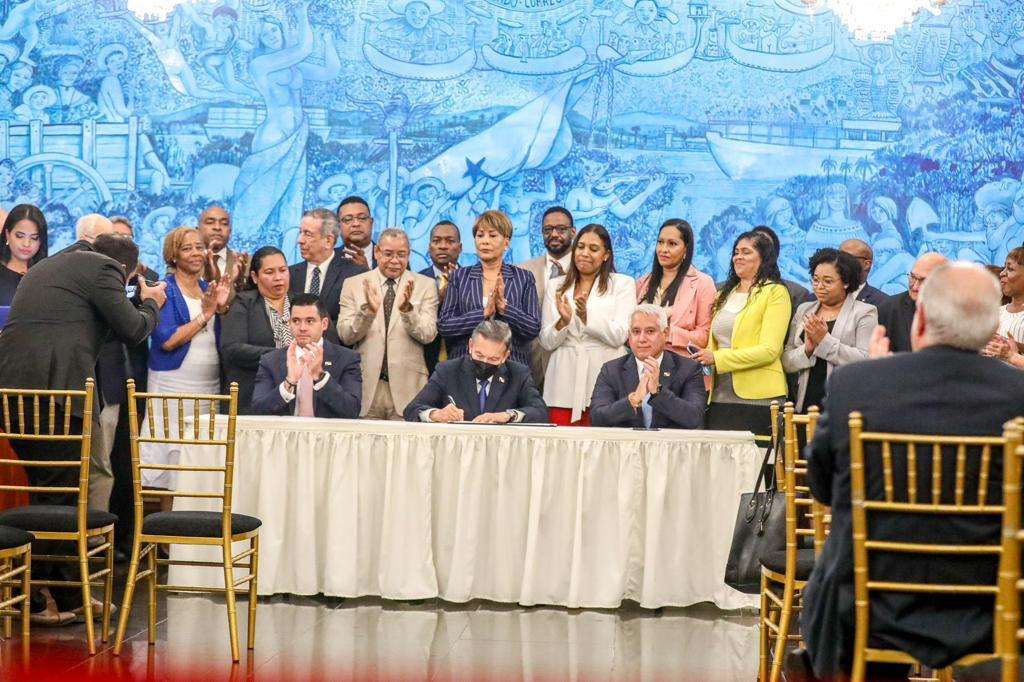 Presidente, Laurentino &#039;Nito&#039; Cortizo sancionó la Ley que adopta el Plan de Desarrollo Integral de la provincia de Colón.