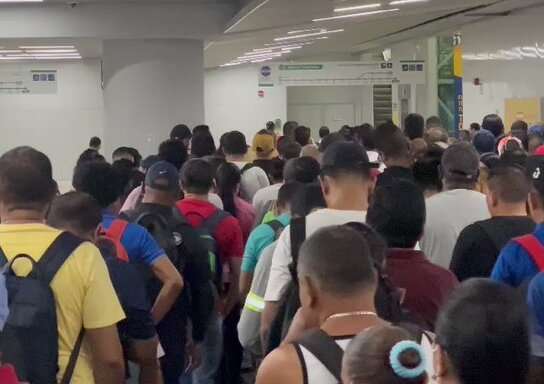 Muchos usuarios toman en metro en medio de las jornadas de protestas.