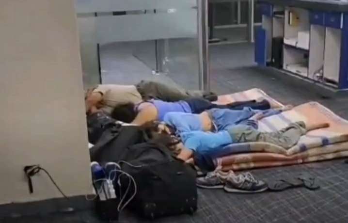 Los ecuatorianos durmieron en las instalaciones del aeropuerto.