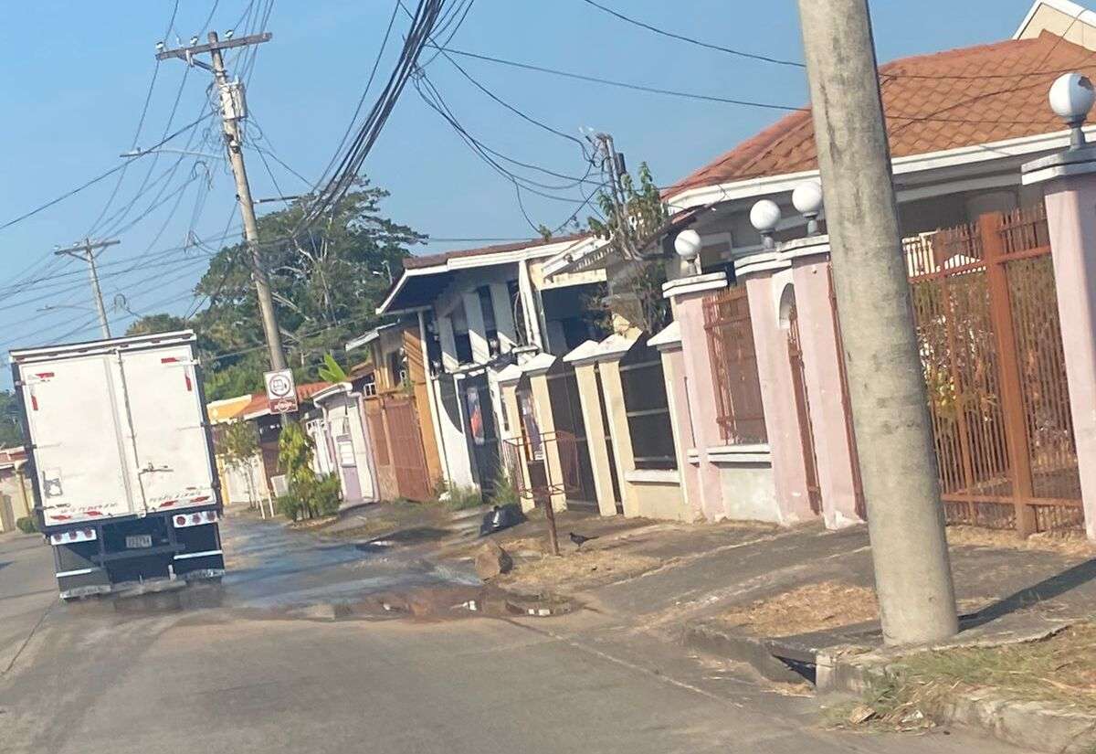 Calle principal de la barriada Altos de Cerro Viento, donde se reporta el daño de la tubería.