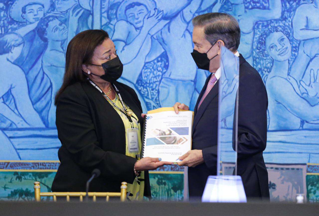 El mandatario recibió el informe de manos de la representante de la Asociación Panameña de Magistrados y Jueces, Ruby de Ibarra.