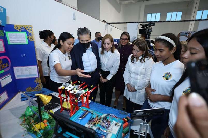El presidente, Laurentino Cortizo y la primera dama, Yazmín Colón de Cortizo, inauguraron la IX Olimpiada Nacional de Robótica.