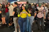 Foto de Marliere y Mari Gaby Sealy aparece en pantalla del concierto de Bad Bunny