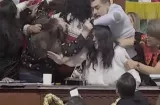 ¡Atangana! Diputadas se agarran a golpes y se jalan el pelo en México